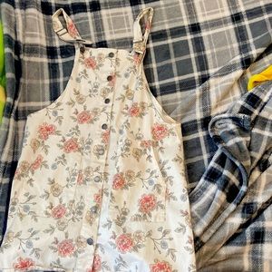 Worn only 1 time. It is a tight fitting dress so fits like a large.